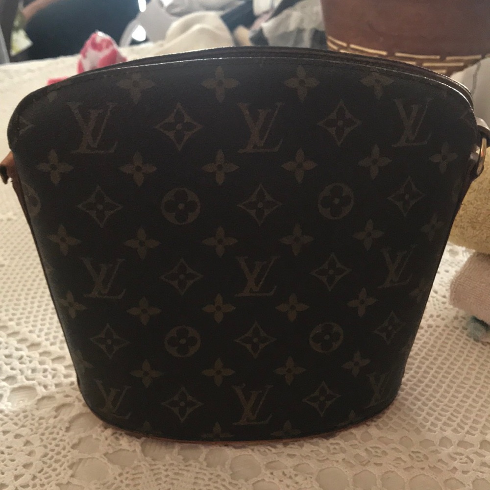Vintage Louis vitton on side of strap is broken
